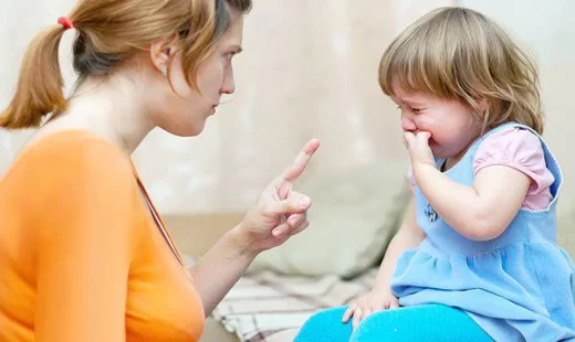 با کودکی که مدام گریه می‌کند چه کنیم؟