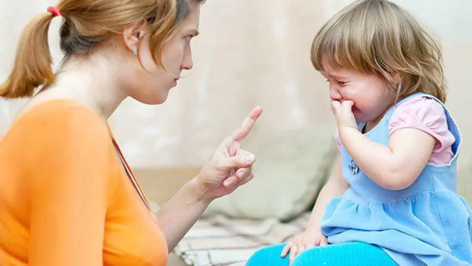 با کودکی که مدام گریه می‌کند چه کنیم؟