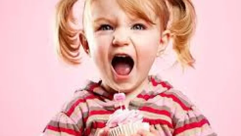 با کودک لوس و لجباز چه رفتاری کنیم؟