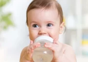 نوزادان تا چند ماهگی نیازی به آب آشامیدنی ندارند؟