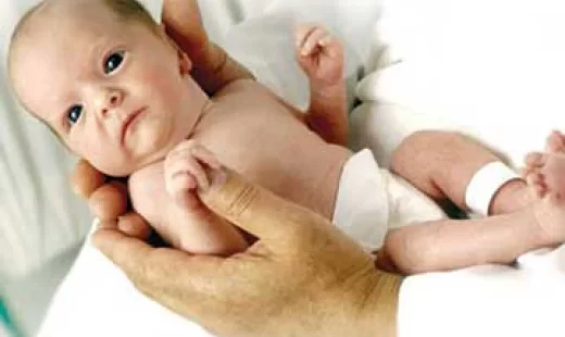 نحوه صحیح بغل کردن نوزاد چگونه است؟
