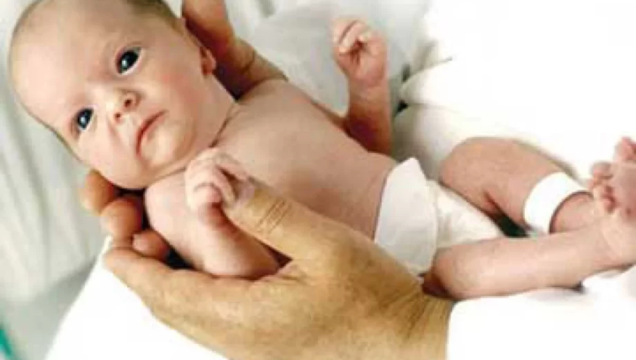 نحوه صحیح بغل کردن نوزاد چگونه است؟