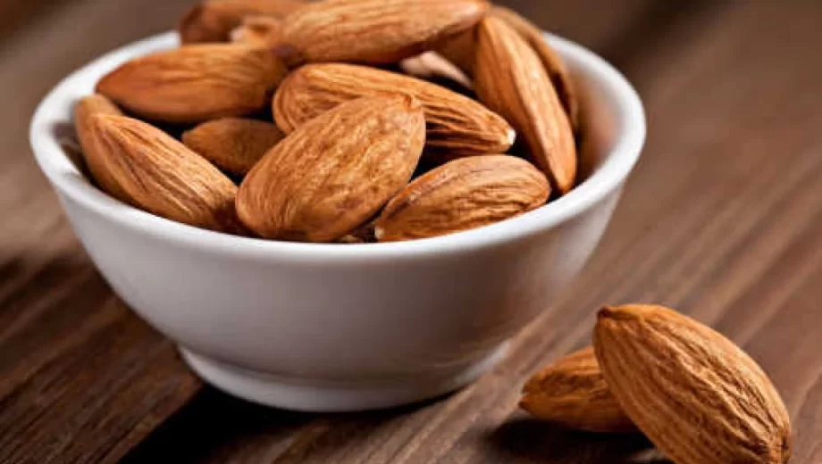 بادام، از مهم ترین ریز غذاهای دوران بارداری برای زنان