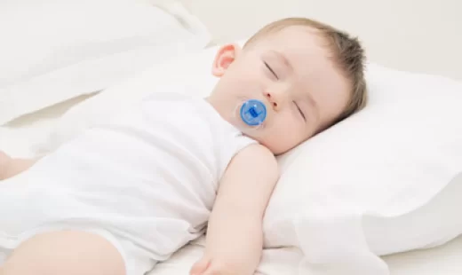 چه زمانی برای نوزاد از بالش استفاده کنیم
