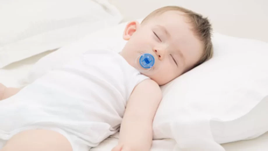 چه زمانی برای نوزاد از بالش استفاده کنیم