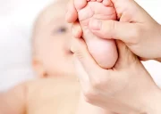 اثرات و فواید ماساژ برای نوزادان را بدانید