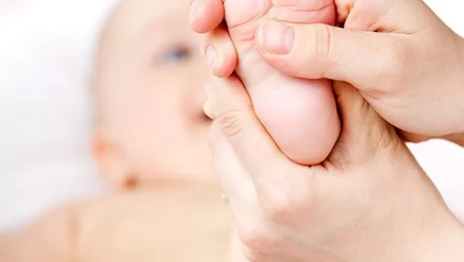 اثرات و فواید ماساژ برای نوزادان را بدانید